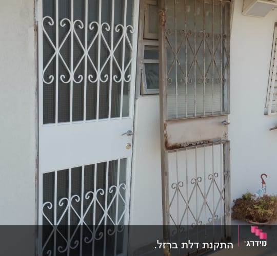 דלתות מתכת עם סורגים מעוצבים בכניסה לבית